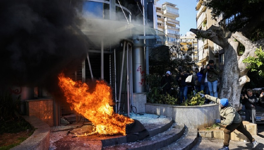 Protesta te dhunshme ne Liban, protestuesit i vene flaken bankave
